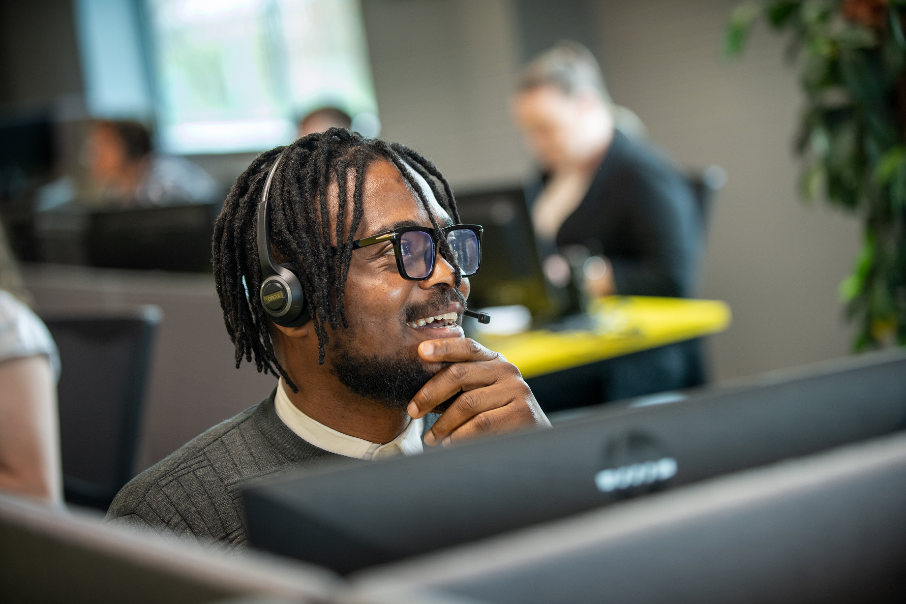 alt=Lemon Contact Centre operator wearing headset"